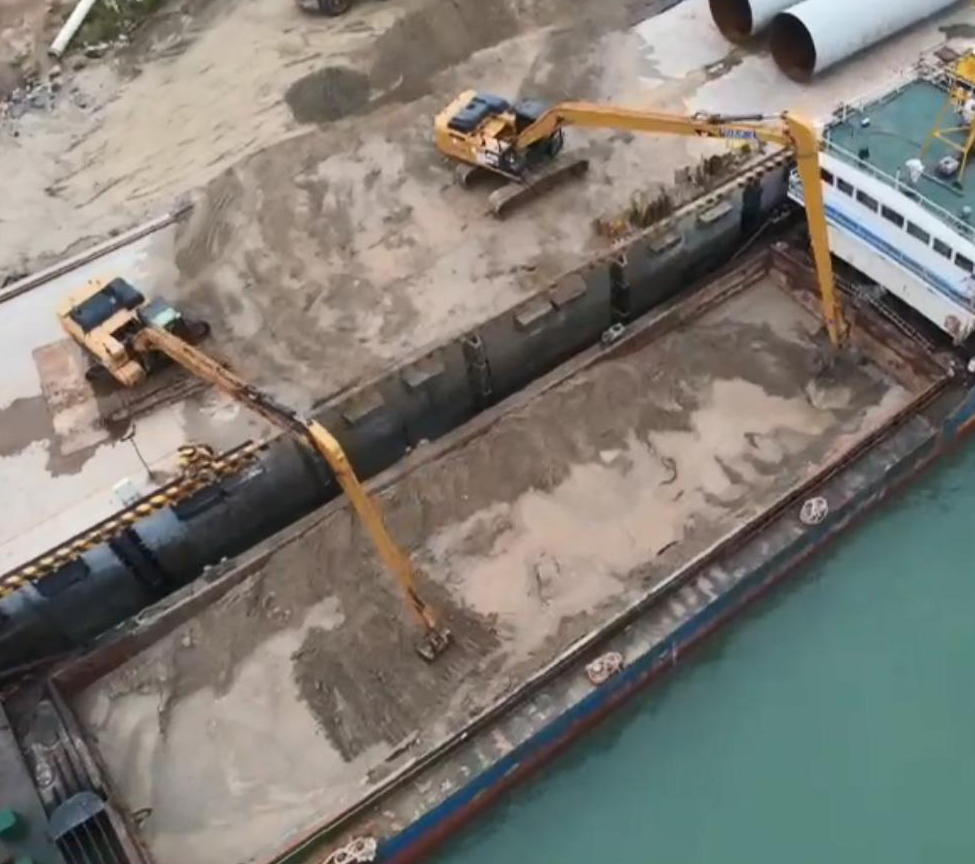 Chantier de construction de quai à bras long d'excavatrice CAT336 25M - chargement et déchargement de sable