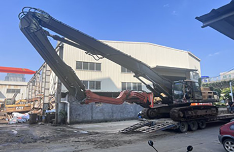 Pelle EC480 avec flèche de battage de 16,8 m sur le chantier de construction du client